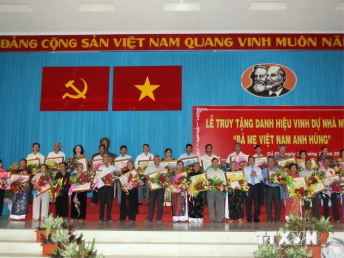 Các đại biểu của 406 gia đình huyện Củ Chi đón nhận danh hiệu “Bà mẹ Việt Nam anh hùng”. (Ảnh: Thanh Vũ/TTXVN)